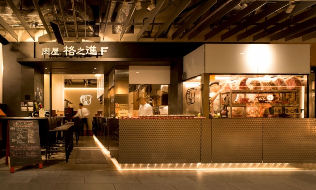 2014年1月にオープンした東京・六本木の「肉屋 格之進F」。熟成肉の骨付き肉がウリ。精肉も販売している(写真/門崎)