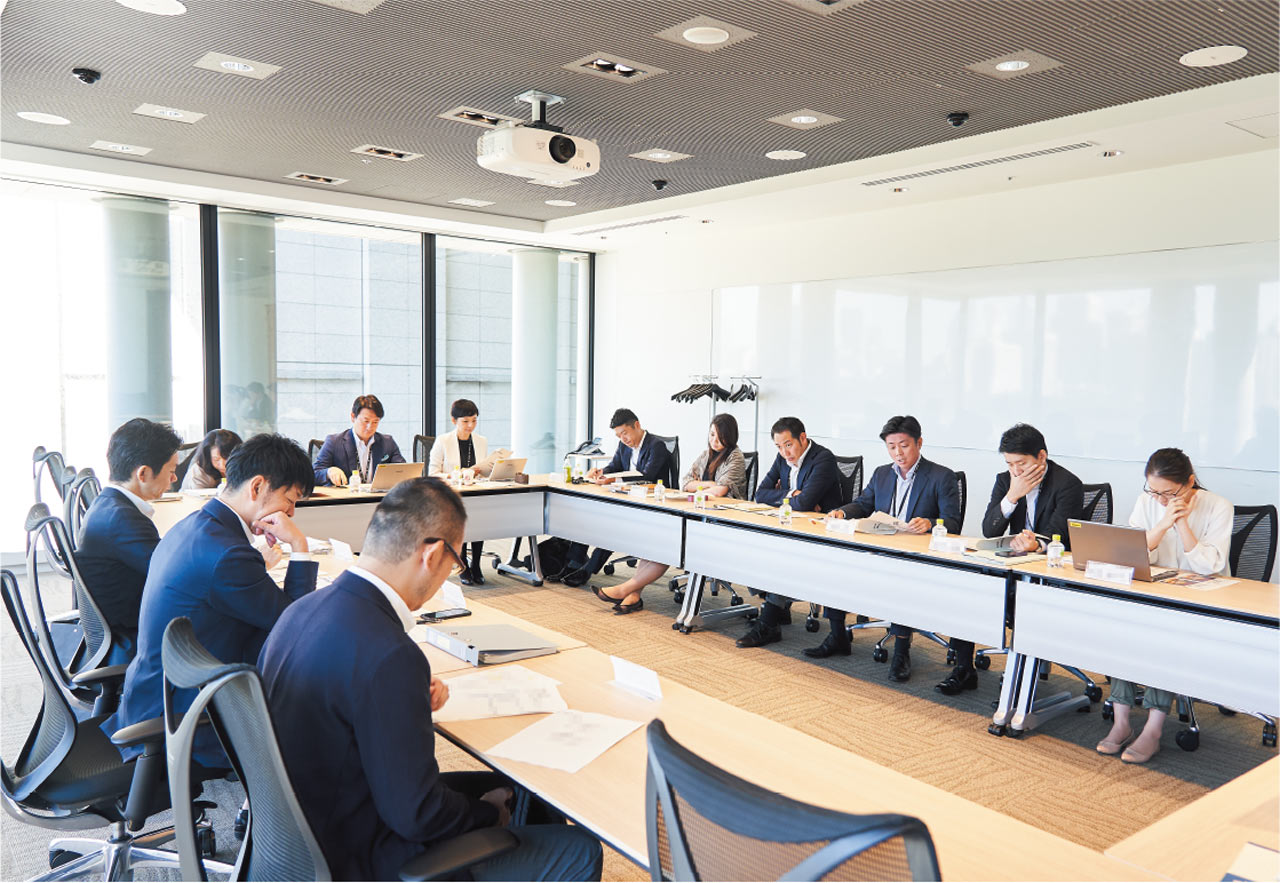 三井物産ブランド・プロジェクトの事務局のメンバーがファシリテーターを務めている。会議は朝9時から10時までの1時間。この後にも2つのグループの会議が控えていた