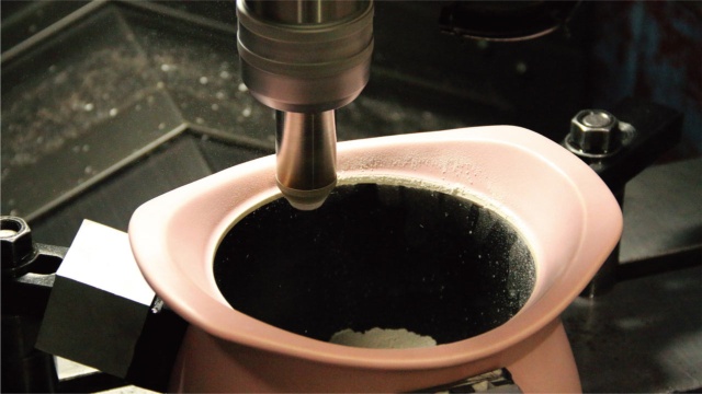 家庭用無水鍋で金属の精密切削技術をアピール