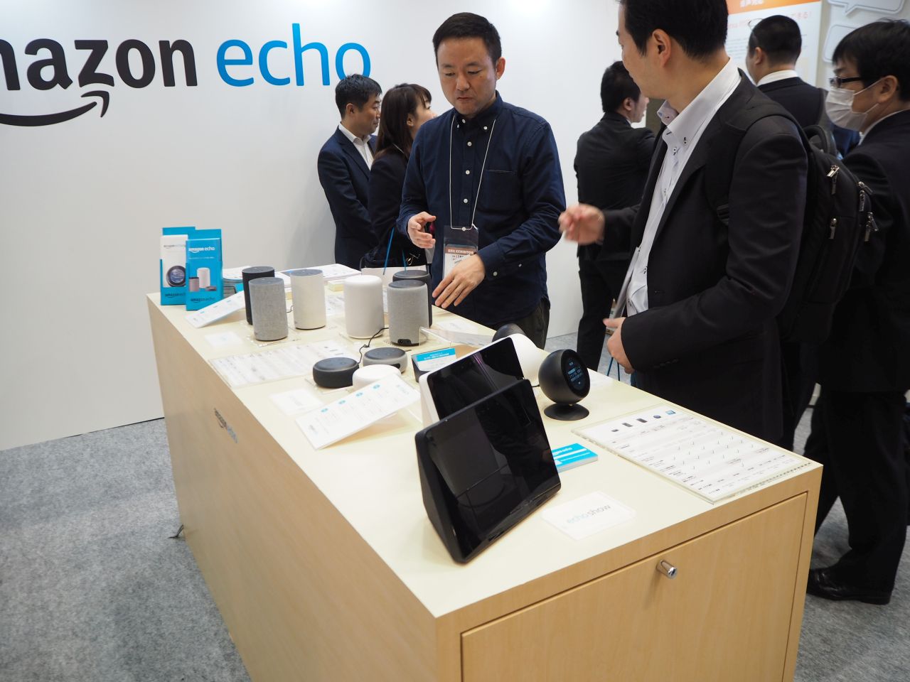 丸型の画面を搭載したEcho SpotなどAmazon Echoシリーズを展示した