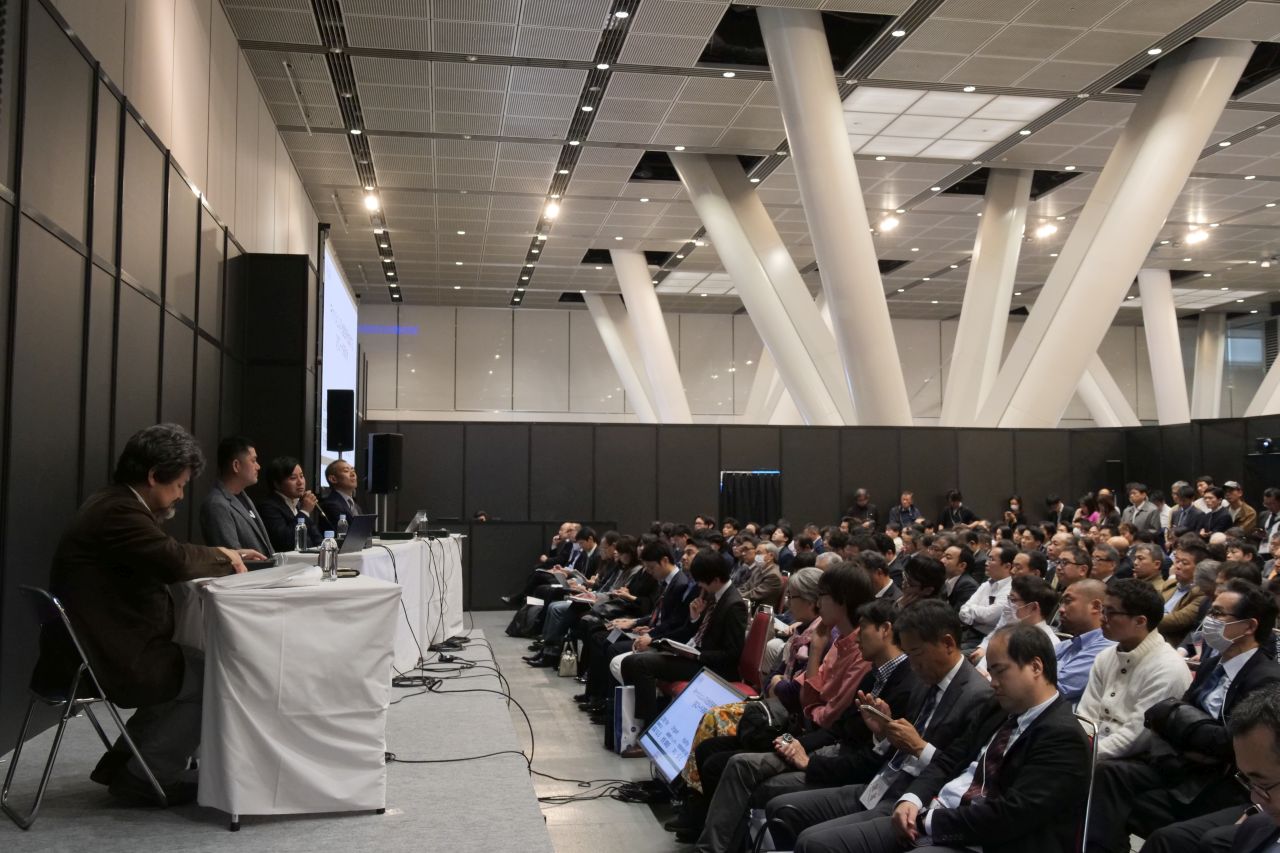 日経クロストレンド EXPO 2018の会場、注目のQRコード決済事業者3社の対談に多数の受講者が詰めかけた
