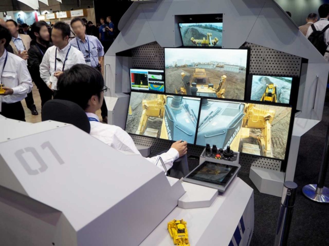 コマツが展示した5Gを利用したブルドーザーの遠隔操作システム。取材当日は通信の調子が悪く、実際に5Gで操作をしているところを見ることはできなかった