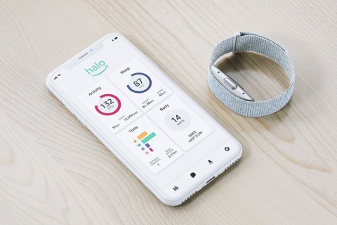 米アマゾン・ドット・コムが初めて発売した健康管理ウエアラブル端末「Halo」(写真/米アマゾン・ドット・コムのニュースリリースより)