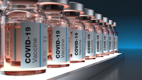 新型コロナウイルスに有効なワクチンを量産するイメージ（写真／Shutterstock）