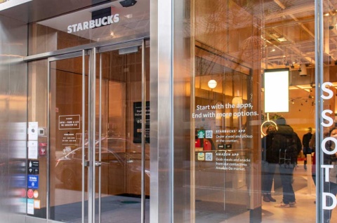 米スターバックスと米アマゾンが共同で開設した新店舗の入り口（写真／Shutterstock）