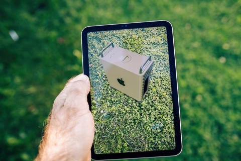 米アップルが目指す「メタバース」は、米フェイスブック(現メタ・プラットフォームズ)などが目指すVR(仮想現実)ベースではなく、AR(拡張現実)をベースにしたものとみられ、また独自のネーミングでブランディングを構築してきたその歴史に照らしてみても、同社が「メタバース」という言葉を使わない可能性は高まっている(出所/Shutterstock)