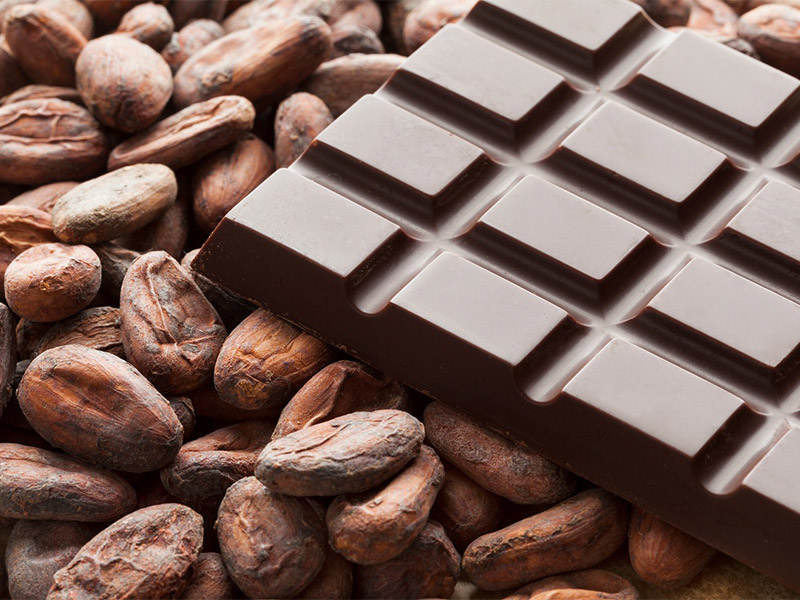 暴利貪る「チョコ長者」　価格高騰で生産国より裕福に