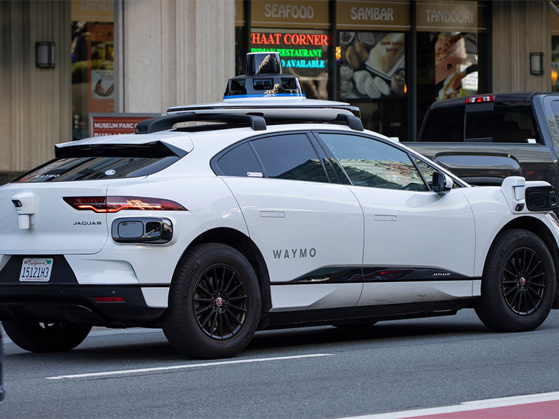 テスラの自動運転ロボタクシーの先を行くウェイモ、そこには実は大差が…