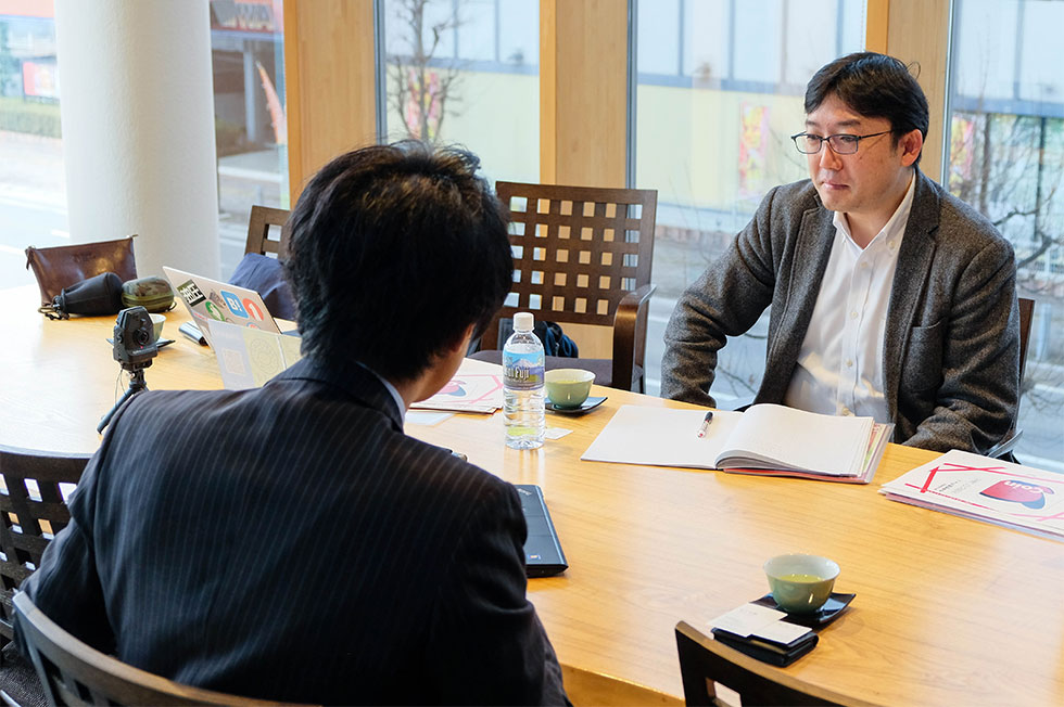 筆者（右）と古里圭史氏