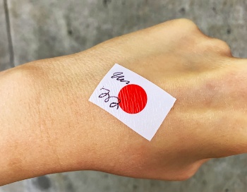 図2:フィルムに文字を書けるかどうか、試したときの画像。「書けなくはない」というレベル (C)kenma Inc.