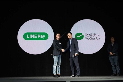 テンセントとの提携を発表するLINEの会見。LINE Pay取締役COOの長福久弘氏(左)とウィーチャットペイ副社長海外事業開発統括のリ・フリードム氏(右)