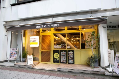 ロイヤルホールディングスが東京・日本橋馬喰町にオープンした実験店。店先には「キャッシュレスチャレンジ」と書かれている