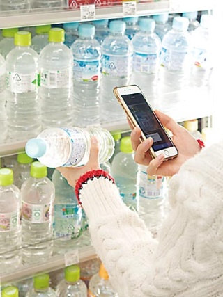 バーコードを自分で読み込むセルフレジやスマホで決済する方式もある