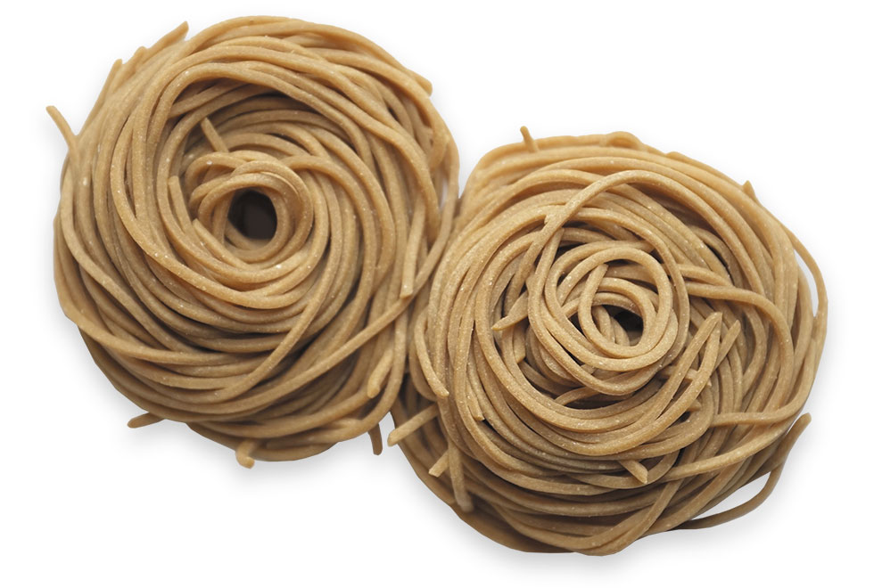 雑穀を練り込んでいるため、茶褐色のBASE RAMEN。ベースフードが展開している完全栄養パスタ「BASE PASTA」を改良し、切れにくく、つるつるとのど越しのいいめんに仕上げた