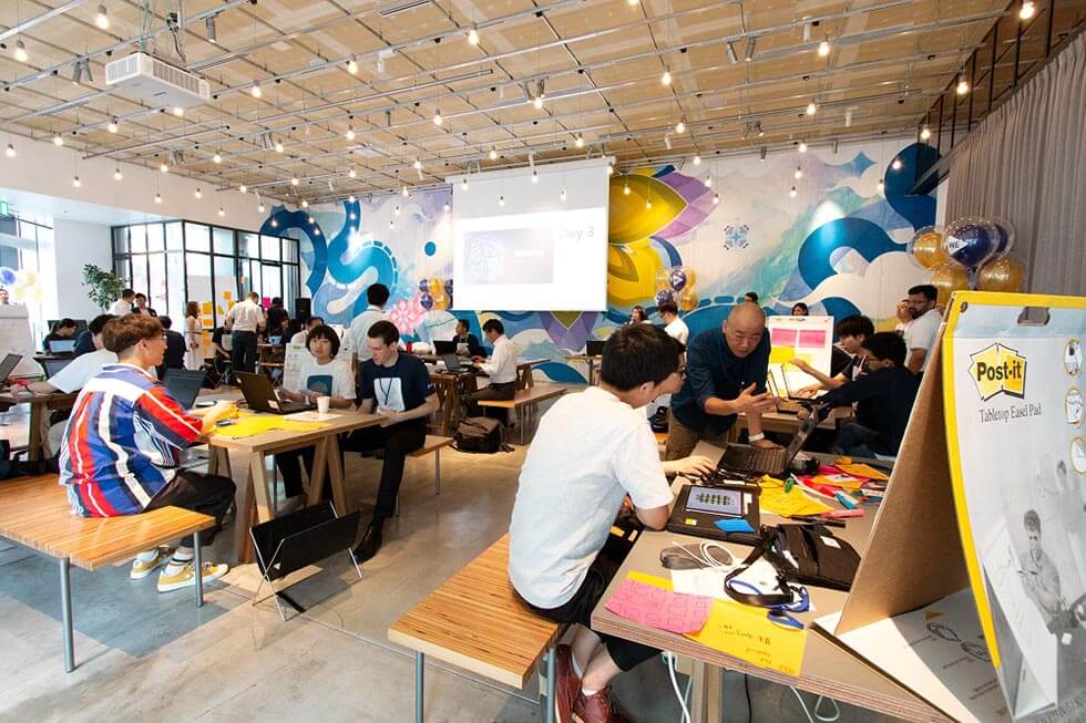 東京・港区の「THE CORE KITCHEN/SPACE」で開催したハッカソンの模様。日本人や日本に留学中の外国人の約30人が参加した
