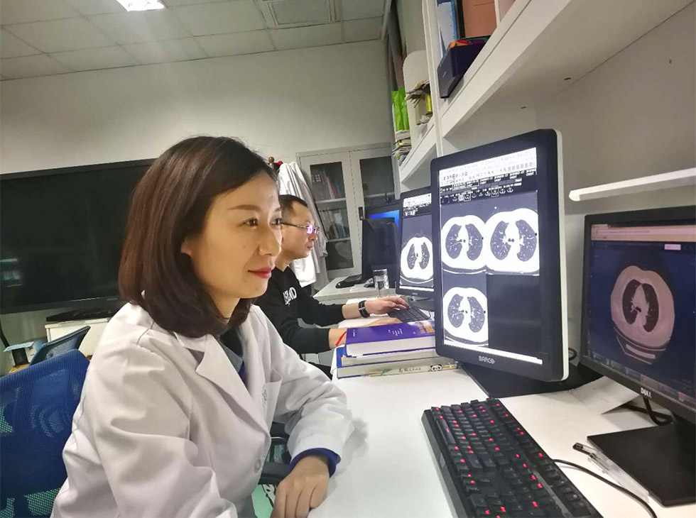 中国でもトップクラスの医療レベルと規模を誇る首都医科大学附属北京友誼病院。この病院で医療画像診断を担当している張暁潔（Amie Zhang）医師はこの1～2年、INFERVISIONのAI医療画像診断支援システムを活用し、同システムの診断精度向上に取り組んでいる