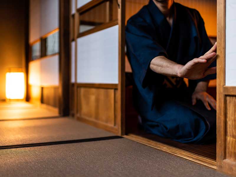 チャットボットで裏表のない顧客対応を実現　箱根老舗旅館の作戦