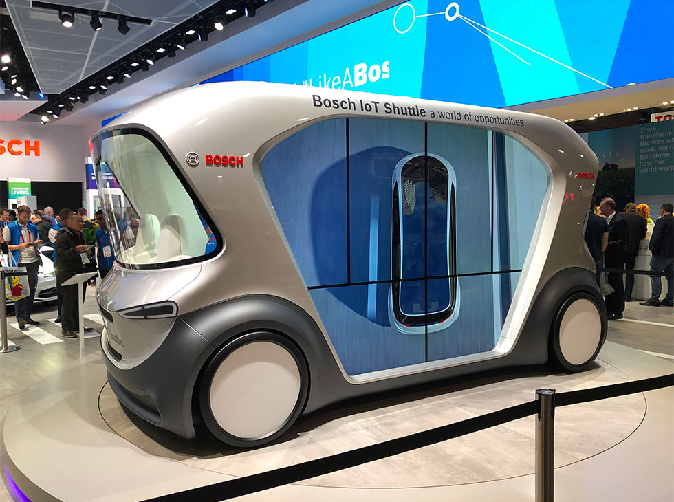 独ボッシュが世界初出展したドライバーレスEVシャトル。車両の予約、料金の支払い、他の乗客とのシェアに必要なハードとソフト、新しいデジタルサービスも合わせて提案