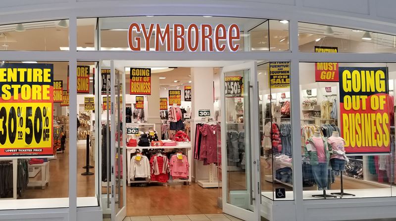 ジンボリーの店舗。「GOING OUT OF BUSINESS（閉店）」を掲げ、割引セールを行っている（サンフランシスコ近郊のショッピングセンター）