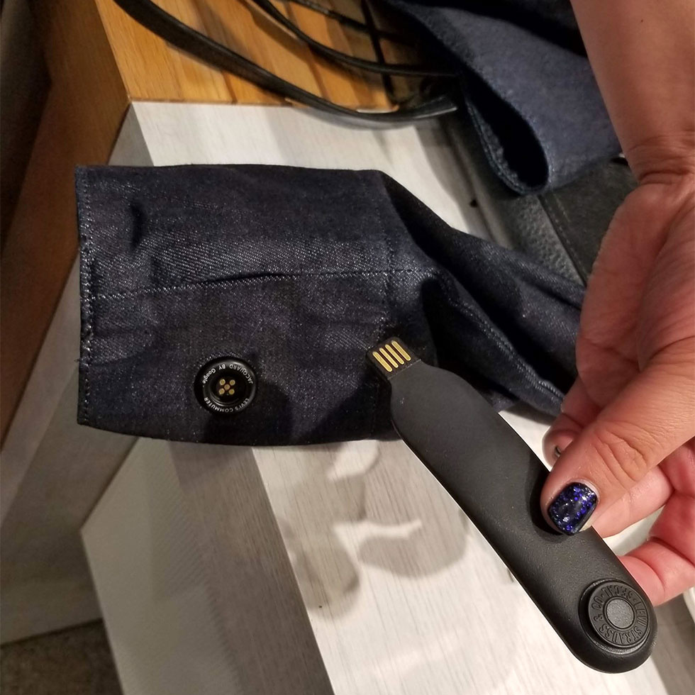 袖の部分にIoTモジュールが入っている