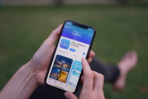 スマホ用アプリの利用が増えている。写真はリラクゼーション用アプリ「Calm」(出所/Shutterstock.com)