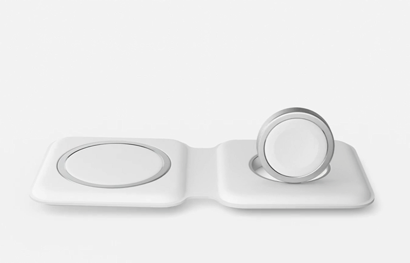 MagSafe対応の充電器。右側の接点でApple Watchを充電できる。折りたたんで持ち運びが可能（出所／米アップルの発表会動画）