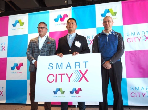 オープンイノベーションプロジェクトの発表イベント「SmartCityX Conference 2022」の様子。中央が日本郵便デジタルビジネス戦略部企画役の安藤裕一氏。左はイノヴィズ・テクノロジーズ北米販売担当副社長のスコット・クレイグ氏
