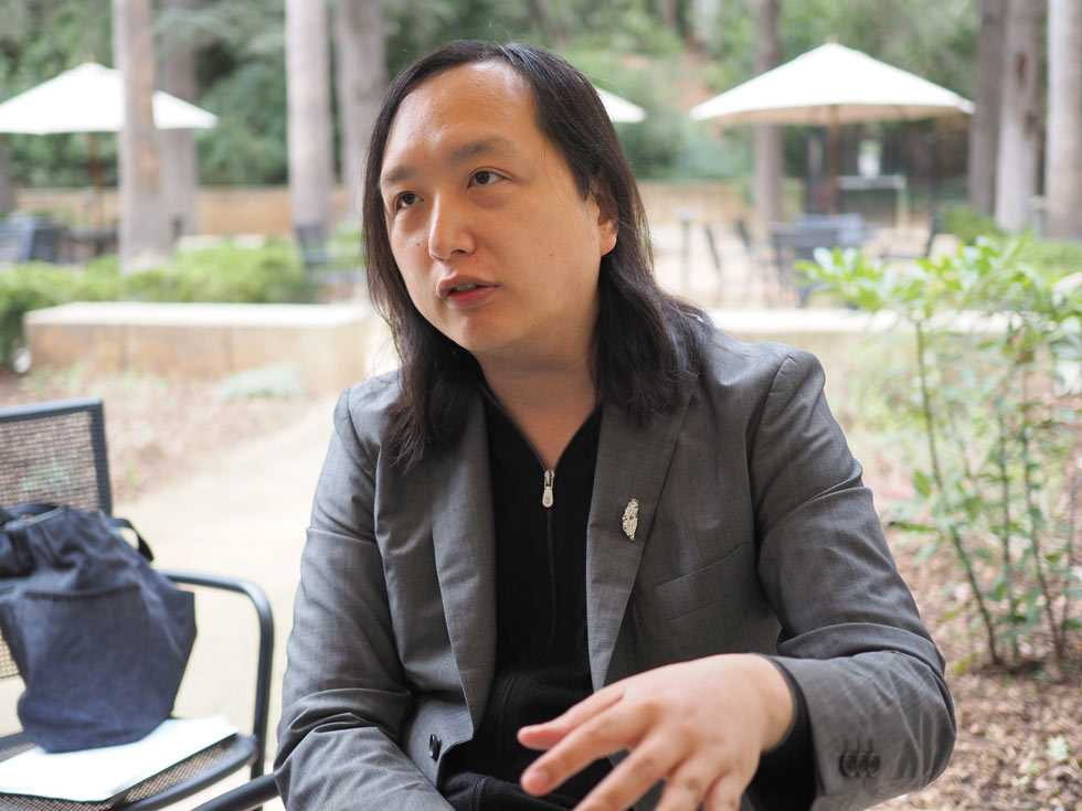 オードリー ・タン（唐鳳）氏。1981年生まれ。幼少期からプログラミングを学ぶ。14歳で中学を中退。その後起業し、米シリコンバレーに渡る。2016年に35歳で台湾の初代デジタル発展相として入閣し、24年10月から名誉職の無任所大使。著書に『PLURALITY　対立を創造に変える、協働テクノロジーと民主主義の未来』（ライツ社、米経済学者のE・グレン・ワイル氏と共著）など