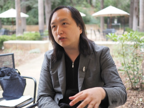 オードリー ・タン(唐鳳)氏。1981年生まれ。幼少期からプログラミングを学ぶ。14歳で中学を中退。その後起業し、米シリコンバレーに渡る。2016年に35歳で台湾の初代デジタル発展相として入閣し、24年10月から名誉職の無任所大使。著書に『PLURALITY 対立を創造に変える、協働テクノロジーと民主主義の未来』(ライツ社、米経済学者のE・グレン・ワイル氏と共著)など