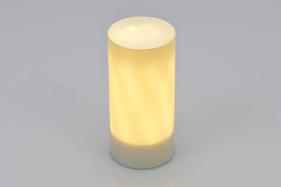 照明器具の「LUX」は持ち運んで使用でき、本体を回転させることで明るさを変えられる。材質はアクリルやABS樹脂、ウレタン。価格は2万1400円ぐらいを予定