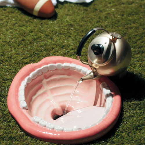 水栓金具の「魔法の水」（3万7000円）と手洗い用の「開いた口がふさがらない」（12万円）との組み合わせ