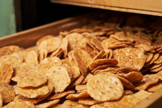 割れせんべいもおしゃれにする センベイブラザーズ の発想術 日経クロストレンド 割れせんべいもおしゃれにする センベイブラザーズ の発想術 日経クロストレンド