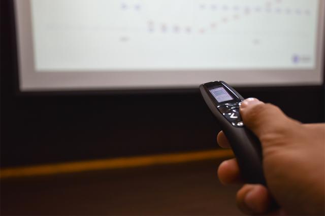 レーザーポインターはもう古い 玄人は片手操作でページをめくる 日経クロストレンド レーザーポインターはもう古い 玄人は片手操作でページをめくる 日経クロストレンド