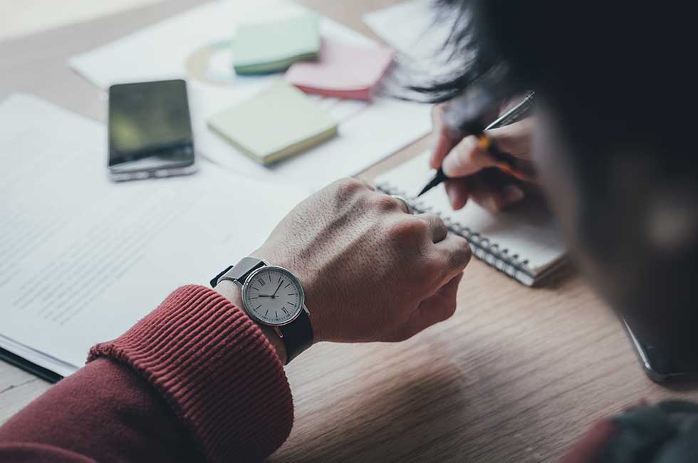 1時間の商談はスライド13～14枚。スライド全体を作る作業に2時間をかけるとすると、1枚につき10分ほどしかかけられない計算となる