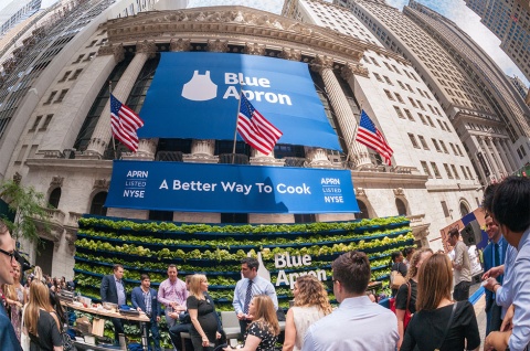 ミールキット定期購入でサブスク市場の成長をけん引した米ブルーエプロン(Blue Apron)は2017年に上場した (c)rblfmr / Shutterstock.com