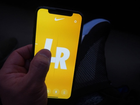 スマホ画面に表示されたL(左)R(右)それぞれの文字に触れた状態で上に指を滑らせると締まり、下に滑らせると緩む