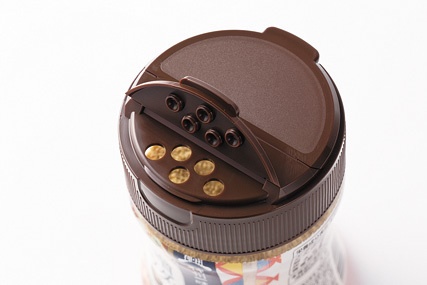 蓋半分は少量使うときの振り出し口。逆側は、大さじ1杯が量れるすり切り口になっている