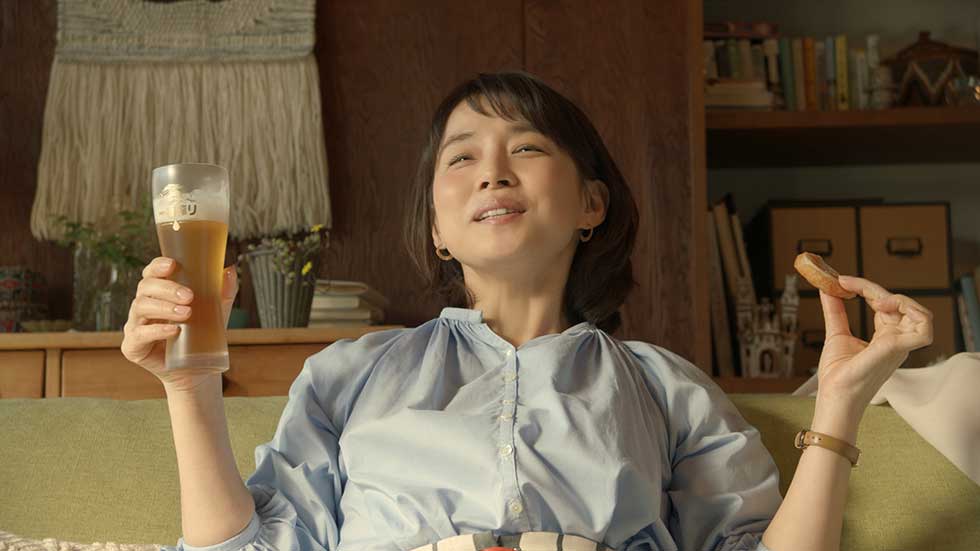石田ゆり子は「お土産編」でさつま揚げと一番搾りの相性の良さをアピール