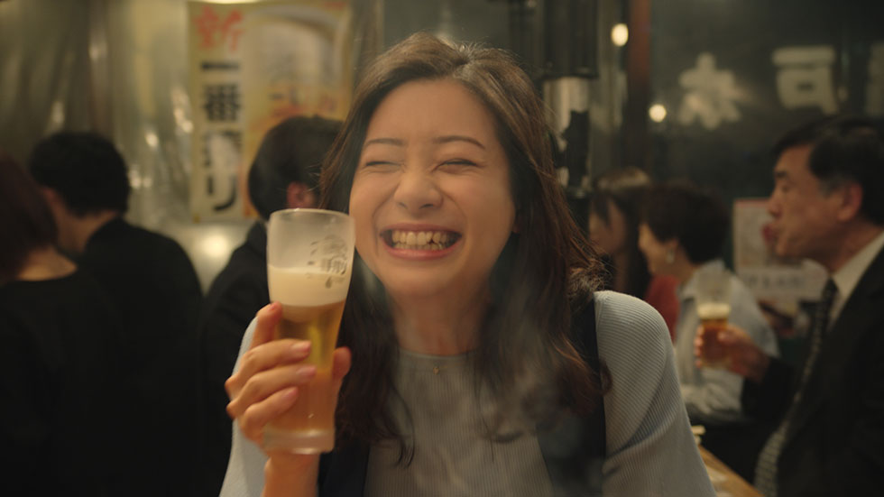 濱田と同時に起用された足立梨花。「ホルモン編」では初めてホルモンとビールの相性の良さに気づくという設定でエントリー層を狙う