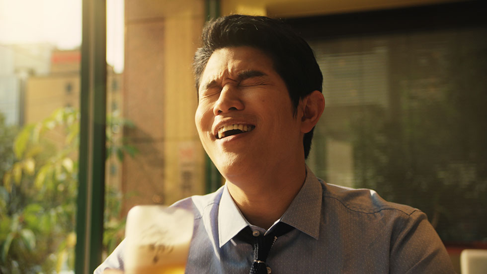 鈴木亮平は早く仕事が終わって、まだ明るいうちに直帰するサラリーマンの設定。“ビールと直帰する幸せ”に浸る