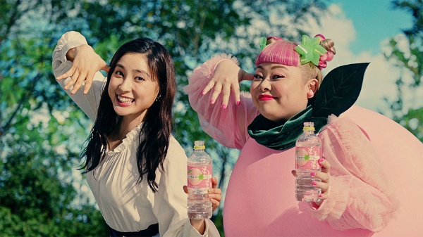 土屋太鳳と渡辺直美だから成立した い ろ は す の新cm 日経クロストレンド 土屋太鳳と渡辺直美だから成立した い ろ は す の新cm 日経クロストレンド