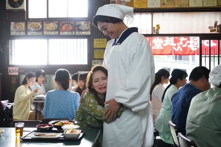 2年目の「お母さん食堂」では、ファーストサマーウイカと共演。慎吾母の相手役として、号泣→実食→おいしそうに食べる→あっという間に立ち直る……という落差のある芝居を、今最もインパクトを持って表現できる女優は彼女しかいないとオファーしたという