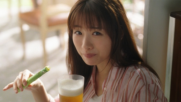 金麦の顔が石原さとみに 檀れい キムタクから大胆変更の理由 日経クロストレンド 金麦の顔が石原さとみに 檀れい キムタクから大胆変更の理由 日経クロストレンド