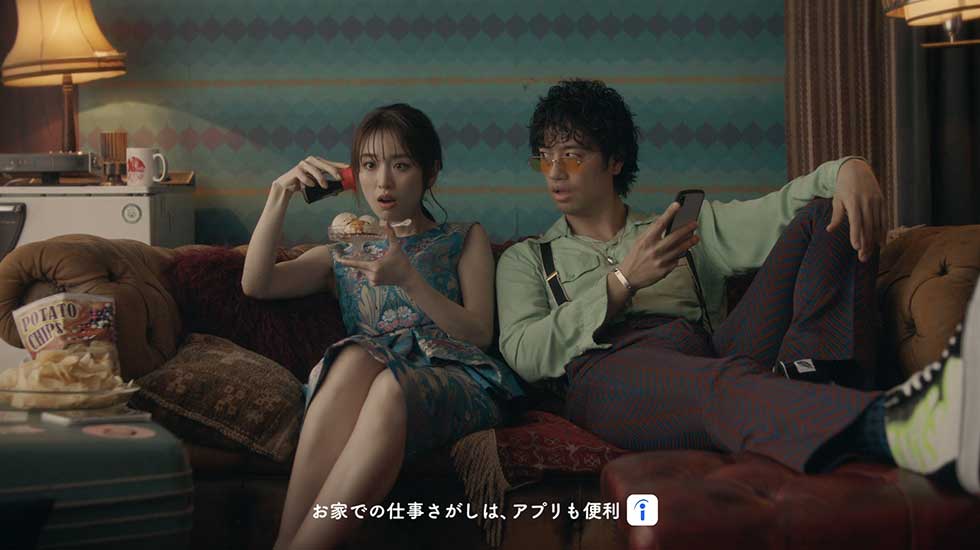 2017年からIndeedのCMキャラクターを務める泉里香（左）と斎藤工（右）（写真は最新作「ステイホーム」編）