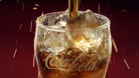 コカ・コーラならではのおいしさを伝える重要なシズルカット