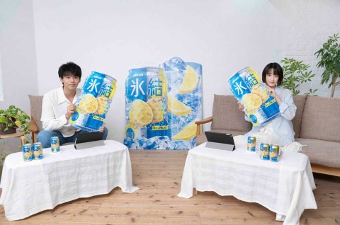 キリンビール「氷結」の新CMキャラクターに起用された山本美月（写真右）と竹内涼真（同左）