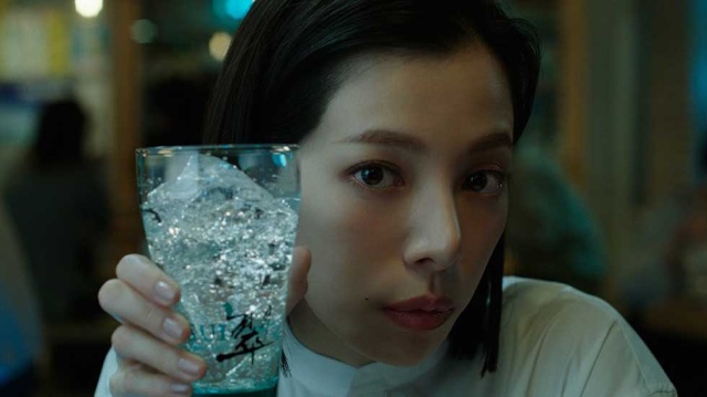 桜井ユキの目力が強烈すぎる ジンの世界変えるサントリー 翠 日経クロストレンド 桜井ユキの目力が強烈すぎる ジンの世界変えるサントリー 翠 日経クロストレンド