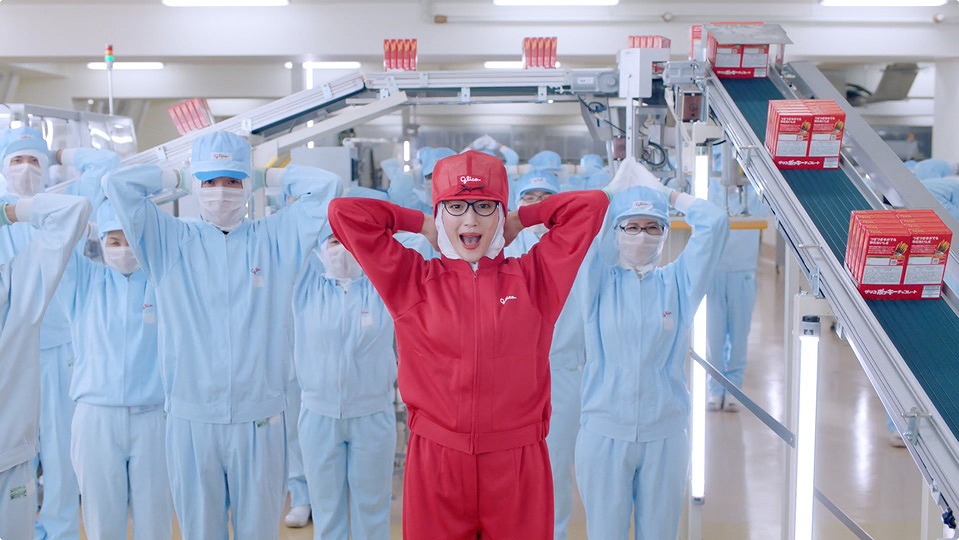 工場での撮影では綾瀬も赤い作業服を着用し 日経クロストレンド