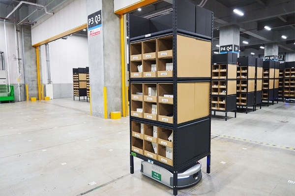 ビックカメラもアマゾンも導入 棚を運ぶロボットが倉庫を救う 日経クロストレンド ビックカメラもアマゾンも導入 棚を運ぶロボットが倉庫を救う 日経クロストレンド