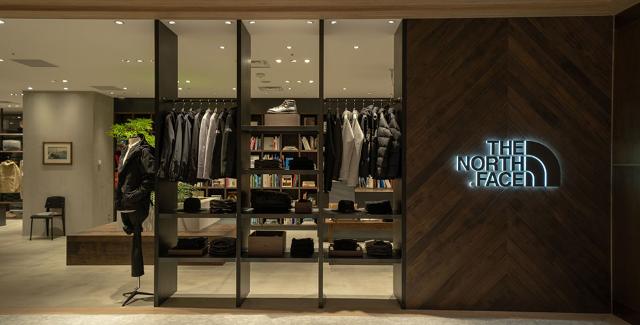 ノース フェイスの直営店が一つずつ異なる理由 店づくりの極意 日経クロストレンド ノース フェイスの直営店が一つずつ異なる理由 店づくりの極意 日経クロストレンド